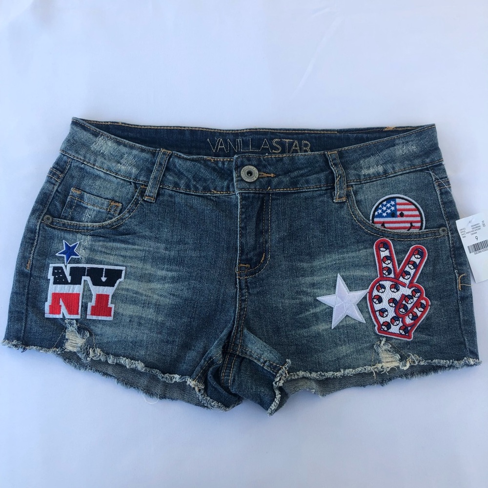 Wet Seal Vanilla Star shorts with patches